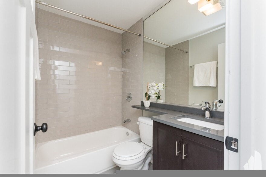 Building Photo - 525 W Surf St