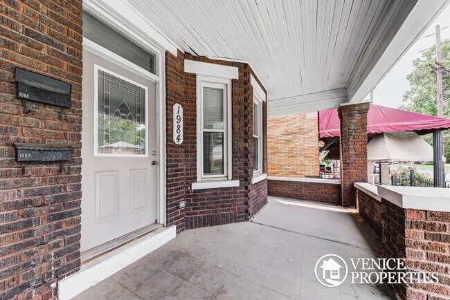 Building Photo - 1984-1986 Summit St