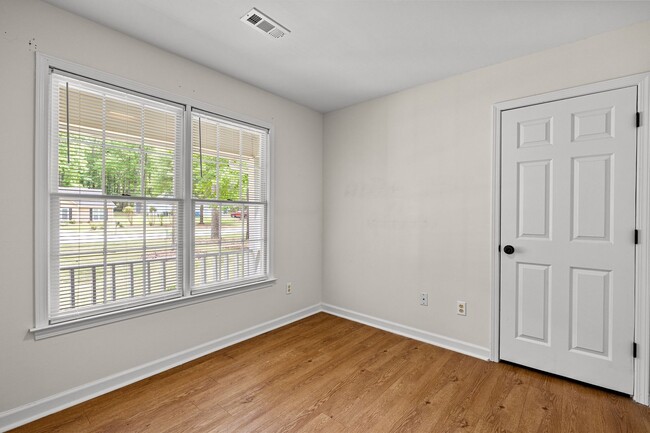 Building Photo - 3BR Ranch in Starr’s Mill District with great backyard!
