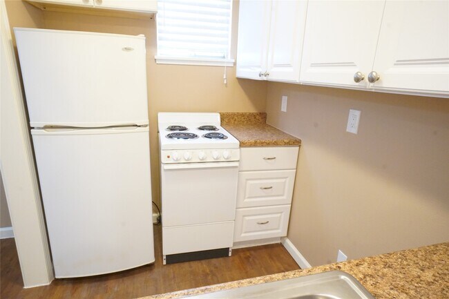 Building Photo - 2414 Mimosa Dr