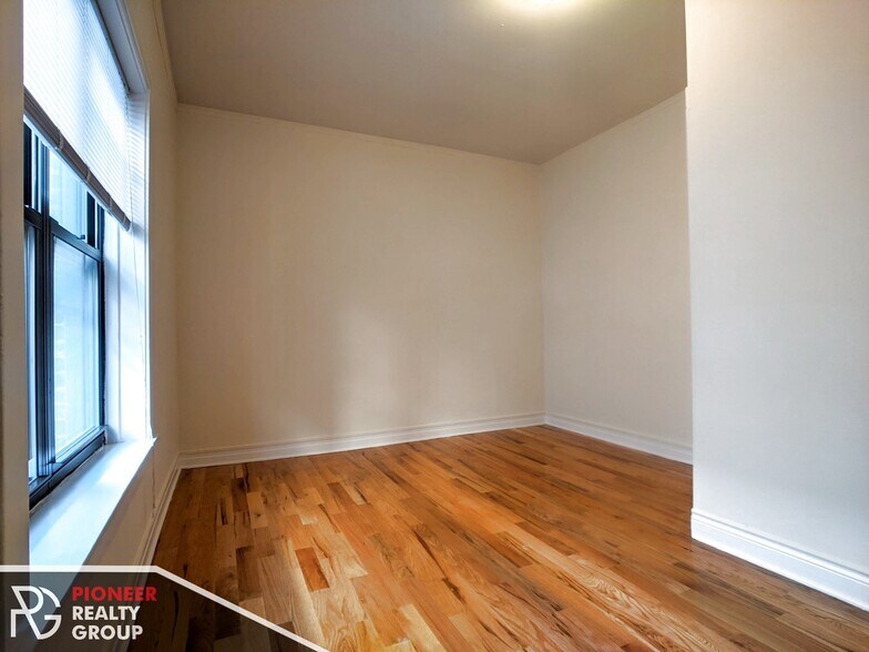 Building Photo - 822 W Waveland Ave