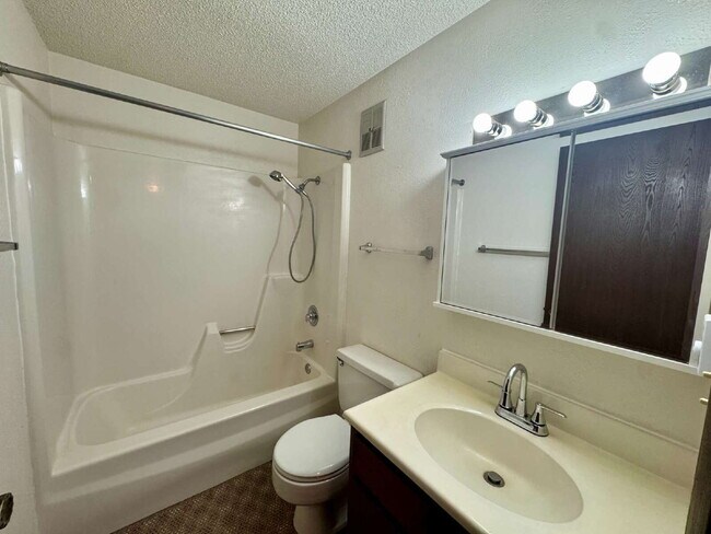 Building Photo - 2-3 3 Michael St