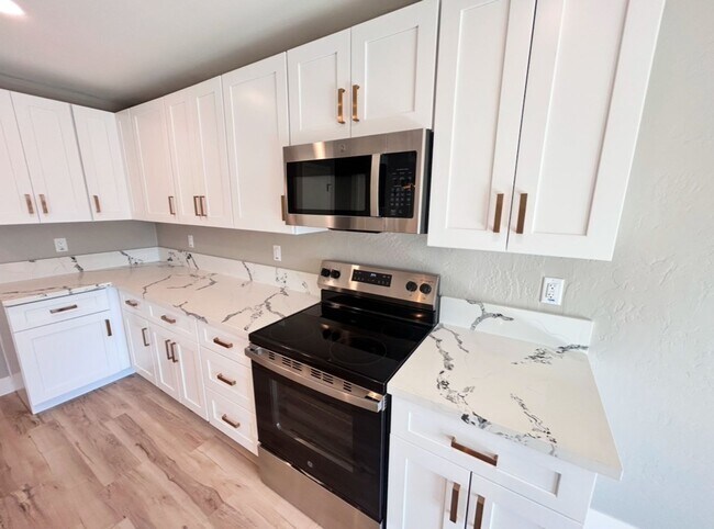 Building Photo - Beautiful New 3 Bedroom Phoenix home with Den/Loft! No HOA