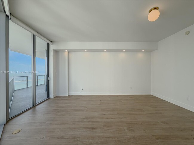 Building Photo - 1300 Brickell Bay Dr