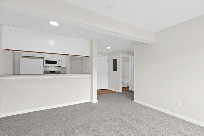 Building Photo - 1 BD 1 BA, beautiful rebuilt condo in conv...