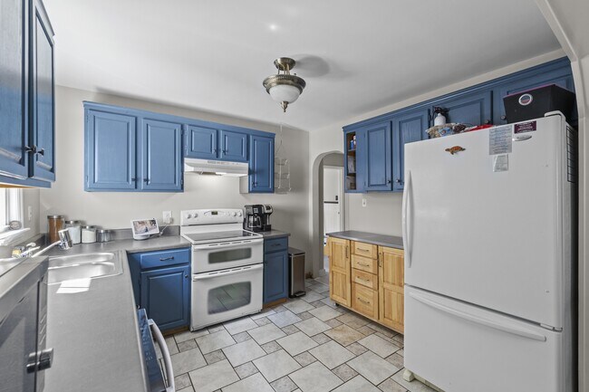Building Photo - 4009 Maple Dr