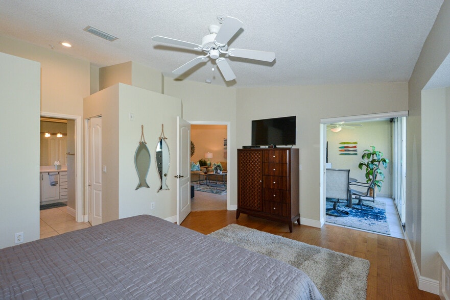 Building Photo - 9470 High Gate Dr