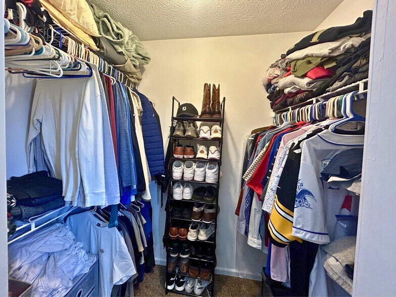 Building Photo - 8831 Eagleview Dr