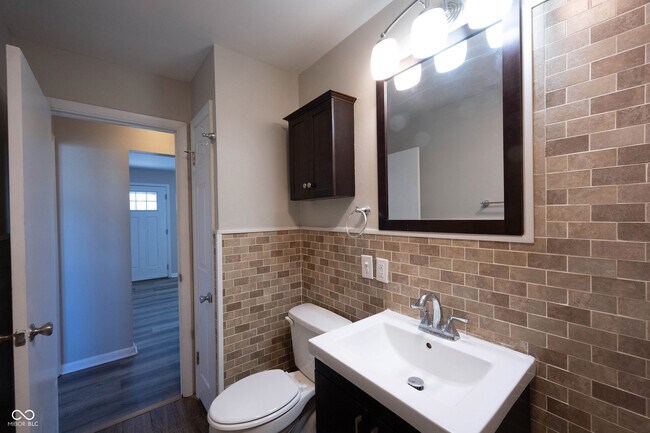 Building Photo - 140 Maple Park Dr