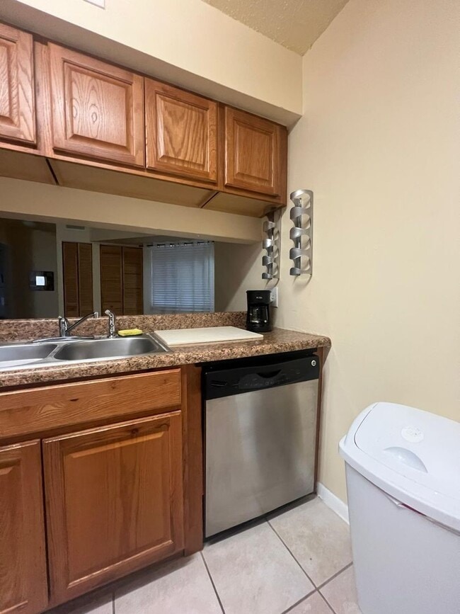 Building Photo - Fully Furnished 1-Bedroom Retreat in Windm...