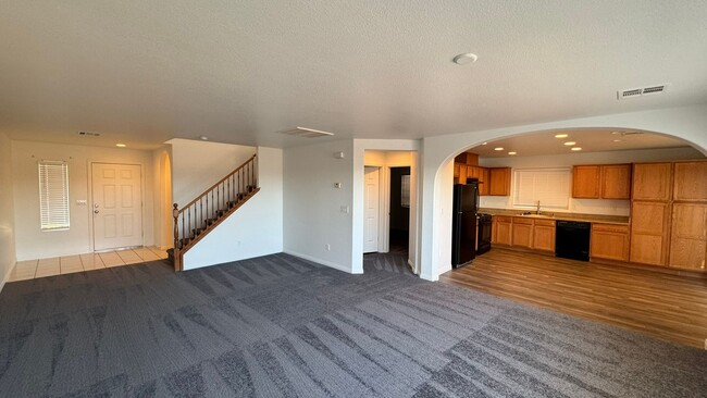 Building Photo - SW 2 story 4 bdrm Large yard