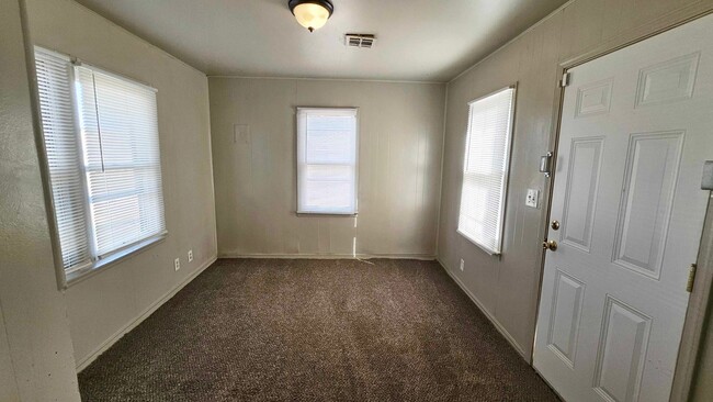 Building Photo - Lots of Room!