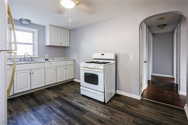 Building Photo - 1130 Ardmore Ave SW