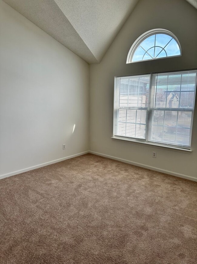 Building Photo - Condo in La Fontaine Available!