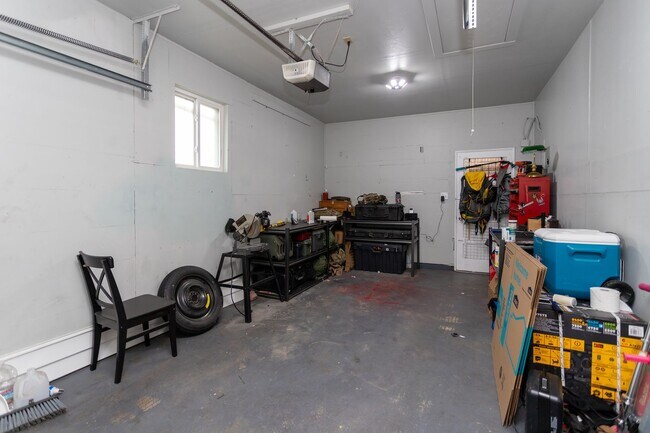 Building Photo - Peaceful Bi-Level Home in a Quiet Cul-de-Sac