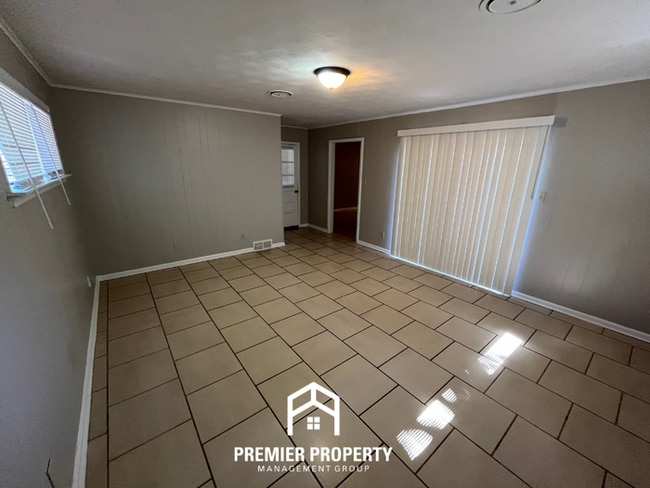 Building Photo - Spacious 4BR/2BA Home in Whitehaven | Hardwood Floors & 2-Car Garage