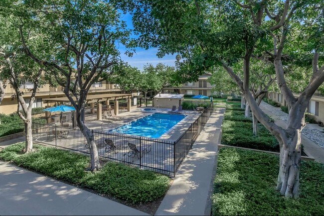 Building Photo - Unit 40 - Spacious 2nd Floor 1 Bed 1 Bath Apartment Home in Anaheim