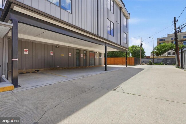 Building Photo - 625 Park Rd NW