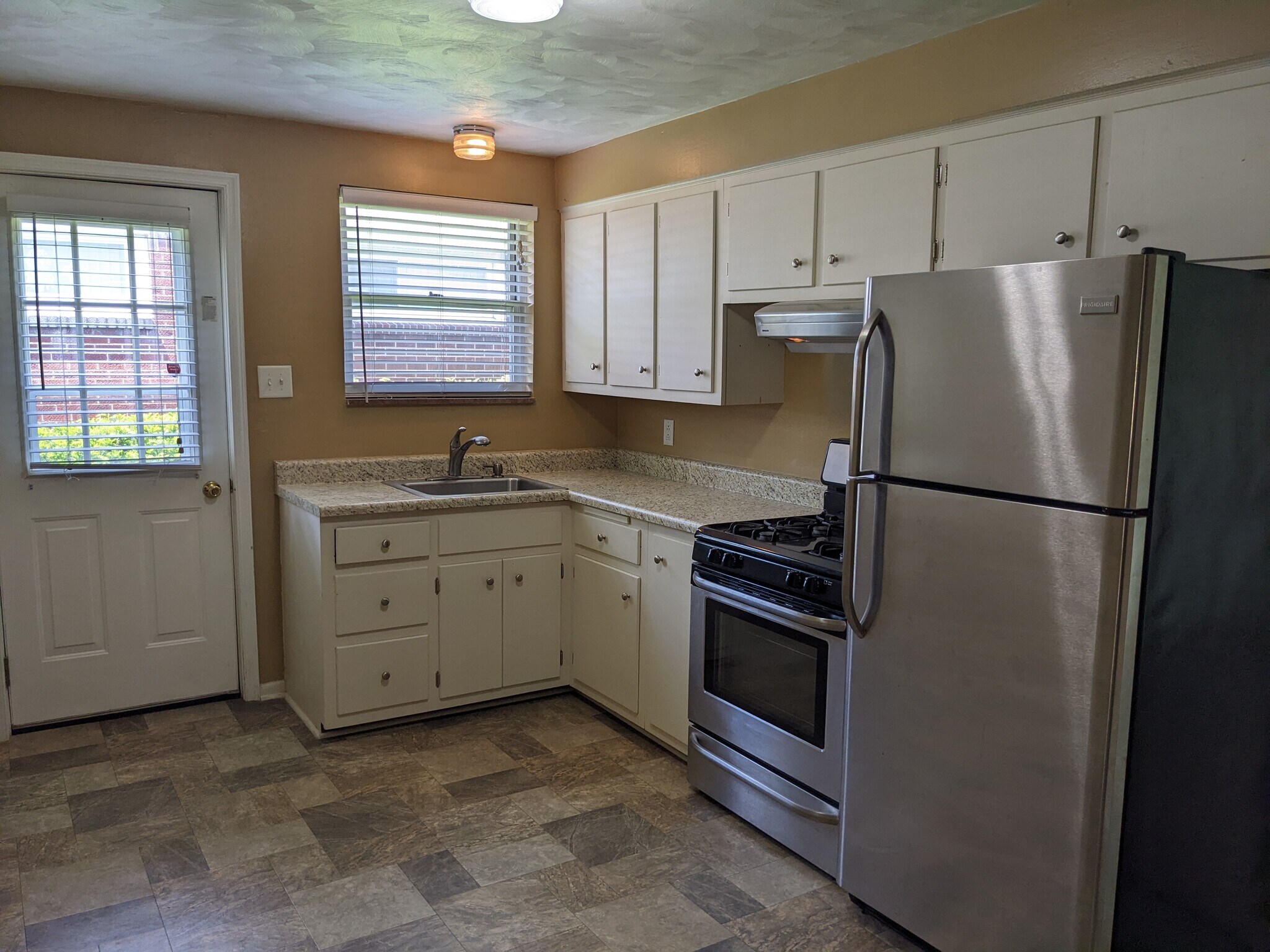 Building Photo - 3002 Mintwood Dr