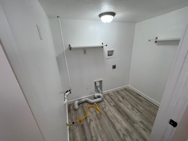 Building Photo - 825 E Larkspur Dr