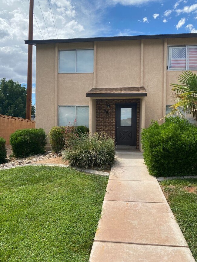 Building Photo - 2 Bedroom 1.5 Bathroom Townhome in Dixie Downs!