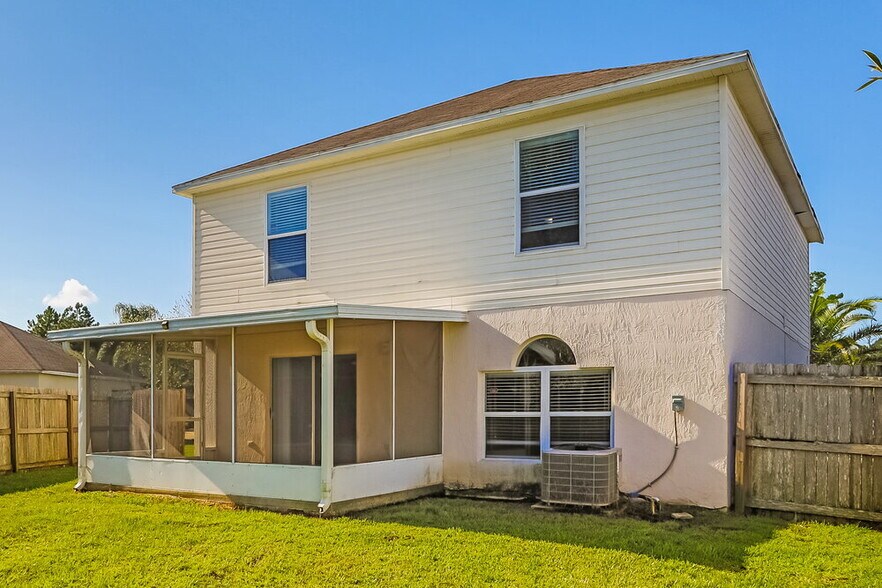 Building Photo - 5633 English Oak Dr S