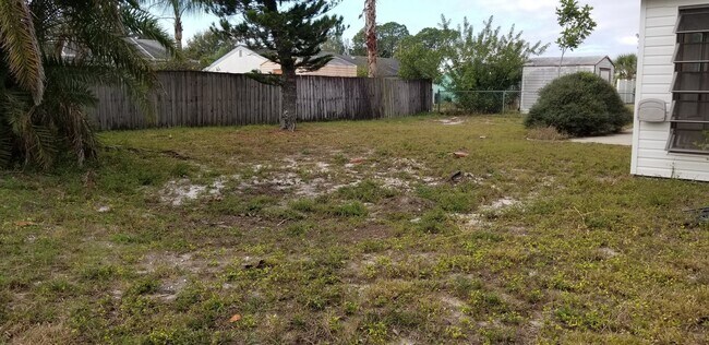 Building Photo - S. BISCAYNE & TAMIAMI TRAIL / 2 bedroom home / $ 1450
