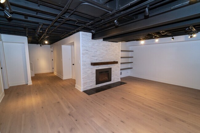 Building Photo - 656 Golf Ln