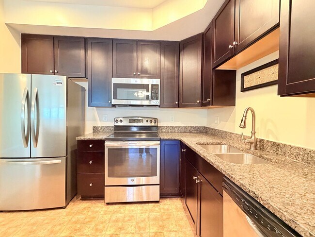 Building Photo - 3 Bedroom Townhome Riverwalk Townes