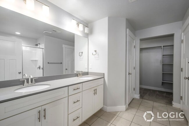 Building Photo - Beautiful Townhome for Rent!