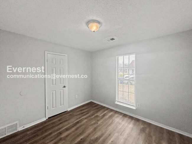 Building Photo - 3400 Laurelwood Dr