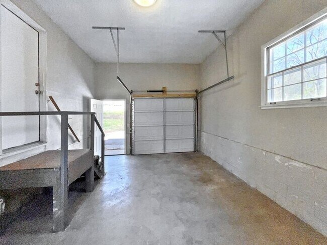 Building Photo - 3-Bedroom Home in a Convenient Location / ...
