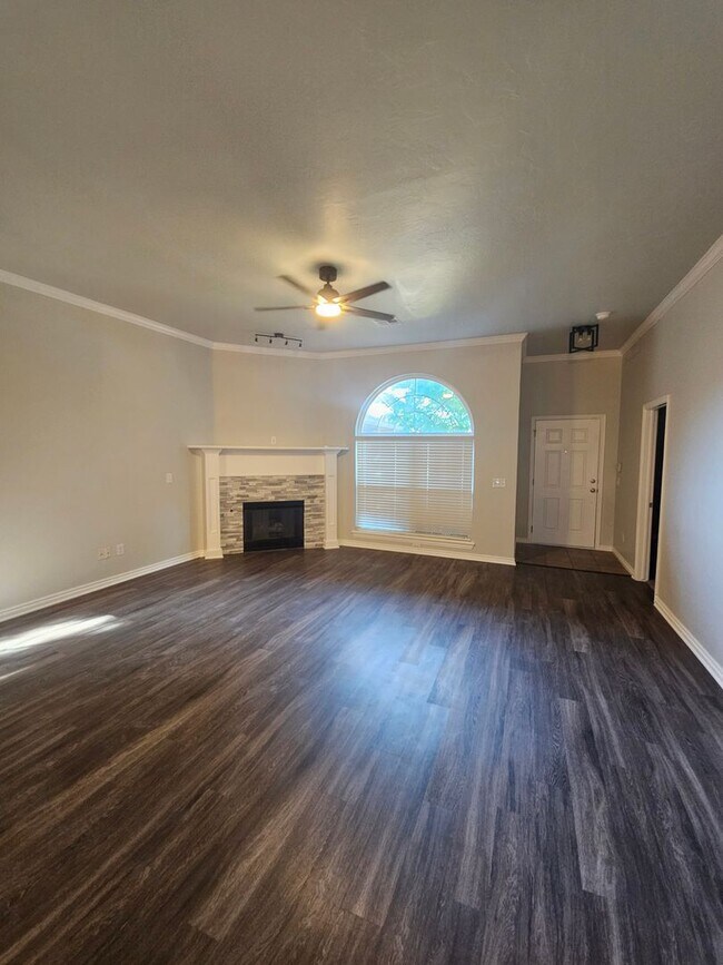 Building Photo - First Month Free!  Recently Remodeled!