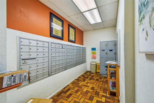 Building Photo - 255 Dolphin Point