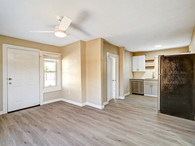 Building Photo - 820 S 15th Ave
