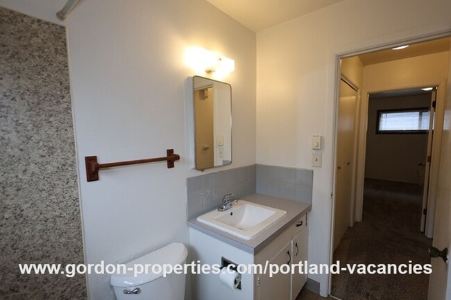 Building Photo - N Denver Ave - 1 bedroom apartment just of...