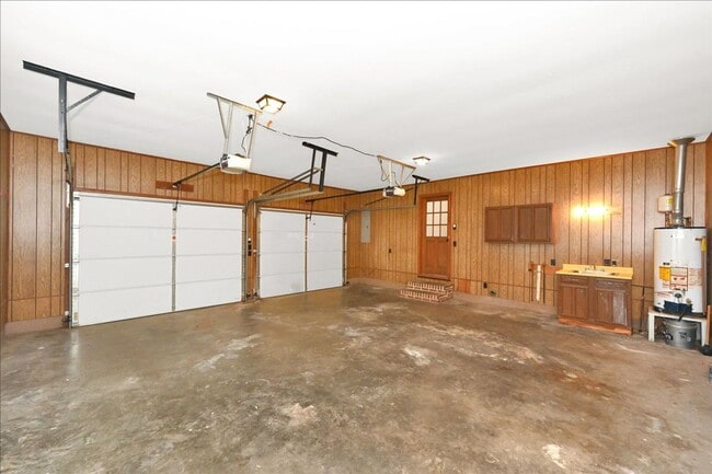 Building Photo - Beautiful 4 Br Brick home