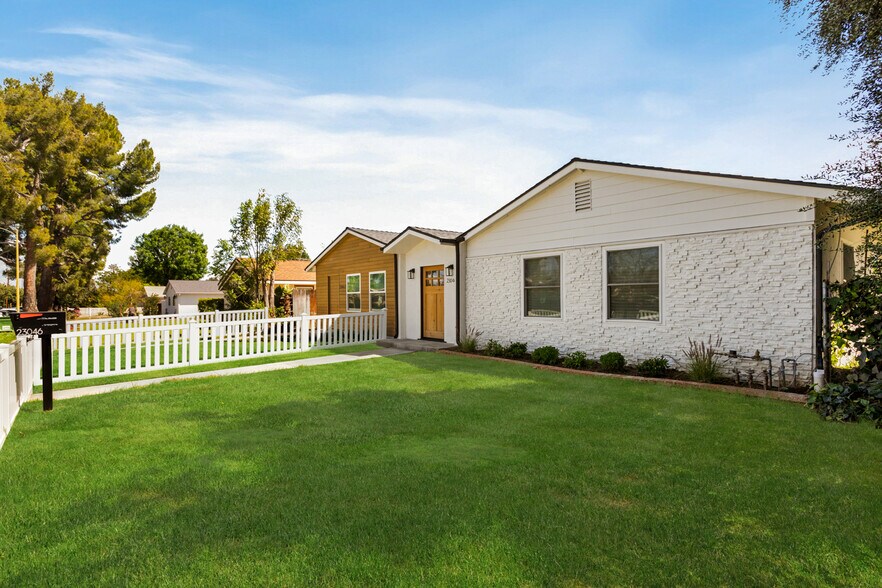 Side View of the property - 23046 Saticoy St