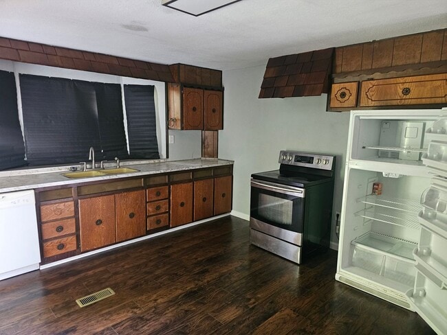 Building Photo - 2 bed 1.5 Bath Mobile Home in Quiet Commun...