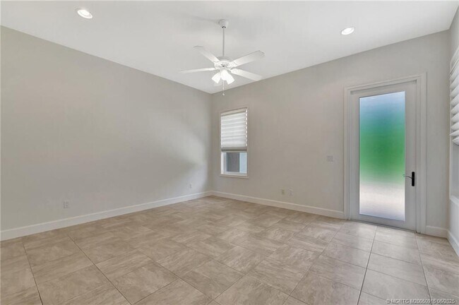 Building Photo - 311 SE Cardinal Way