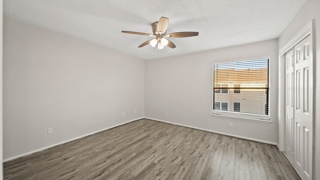 Building Photo - 1914 Lakeside Dr