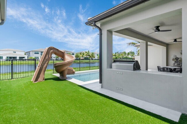 Building Photo - 17112 Aquavera Way
