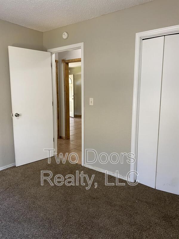 Building Photo - 429 E Hillcrest Ln