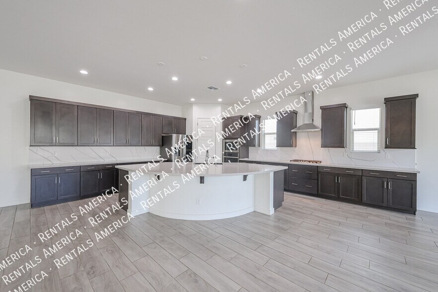 Building Photo - 1530 E San Carlos Way