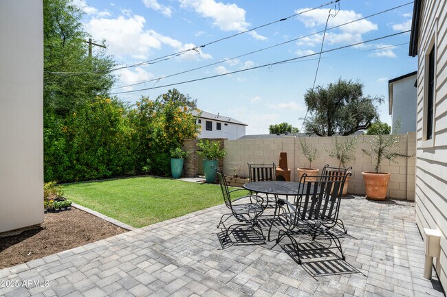 Building Photo - 4901 E Amelia Ave