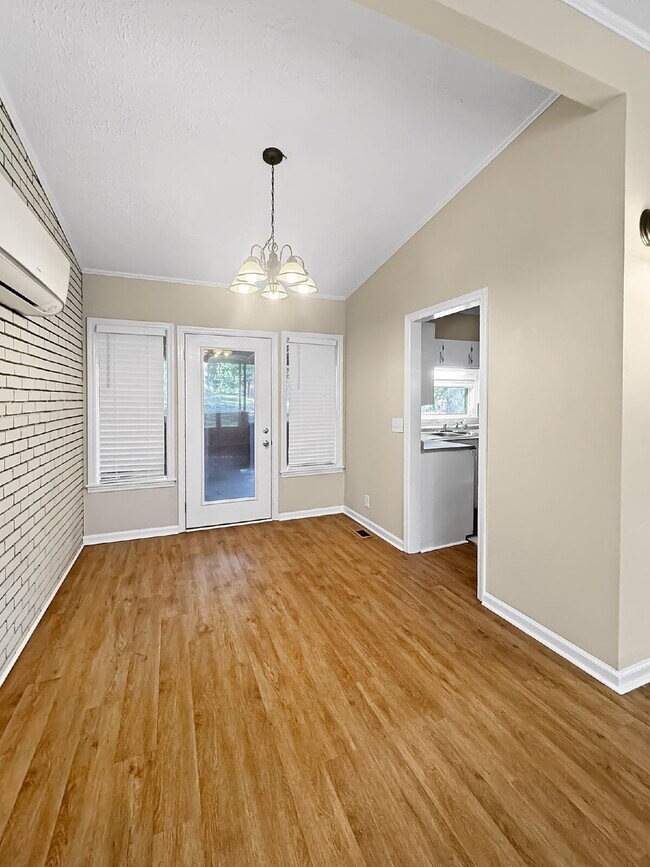 Building Photo - Newly Remodeled Home in the Heart of Gainesville – Available Now!