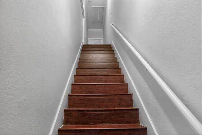 Building Photo - 562 Wilcrest Dr