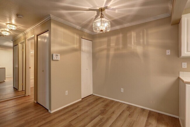 Building Photo - 2 Bedroom Ground Floor Condo in the Heart of Woodinville!