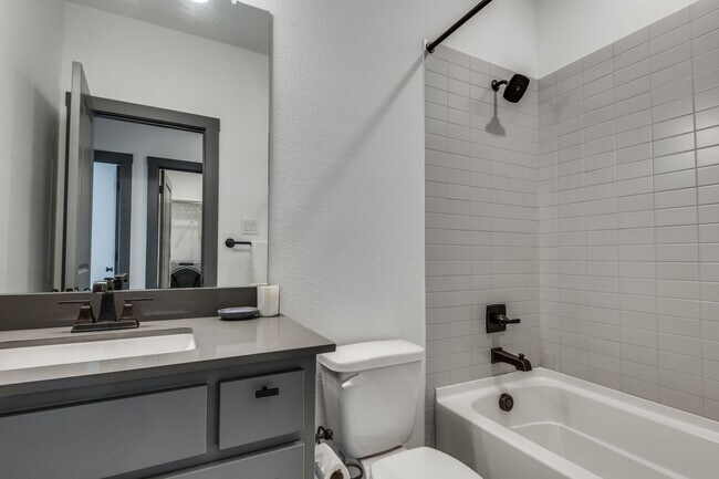 Building Photo - Lovely Las Colinas Townhome
