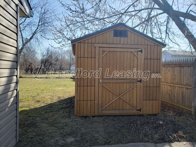 Building Photo - Well-Maintained 3-Bedroom Ranch with Updated Flooring